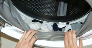 Záhada ztrácejících se ponožek vyřešena: Ve skutečnosti nikam nemizí, šikovně se schovávají v různých zákoutích pračky