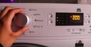 Každá pračka umí sušit prádlo, jen málokdo však ví, jak funkci sušení zapnout. Přitom stačí otočit jediným knoflíkem