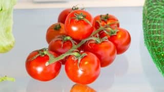 V ledničce rajčata ztrácí chuť i vůni. Obojí se ale dá napravit