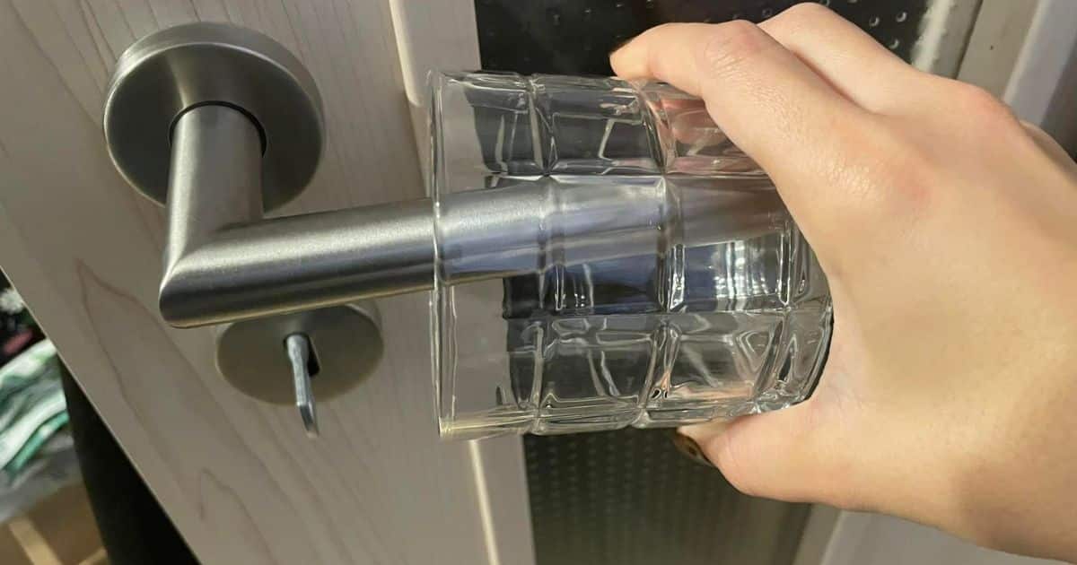 Manžel nechápal, proč jsem ji tam dala: Já ale vím, že obyčejná sklenice na klice ušetří desetitisíce a ochrání před nebezpečím