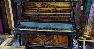 Starý zanedbaný klavír po babičce proměnil amatérský řemeslník v luxusní pracovní stůl. Výsledek předčil naprosto všechna jeho očekávání