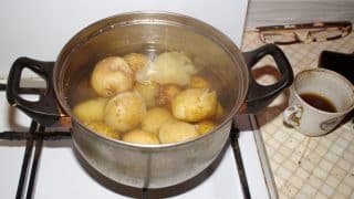 Chyby při vaření brambor, které dělá naprostá většina lidí. Kvůli nim přichází o živiny a chutnají hůř