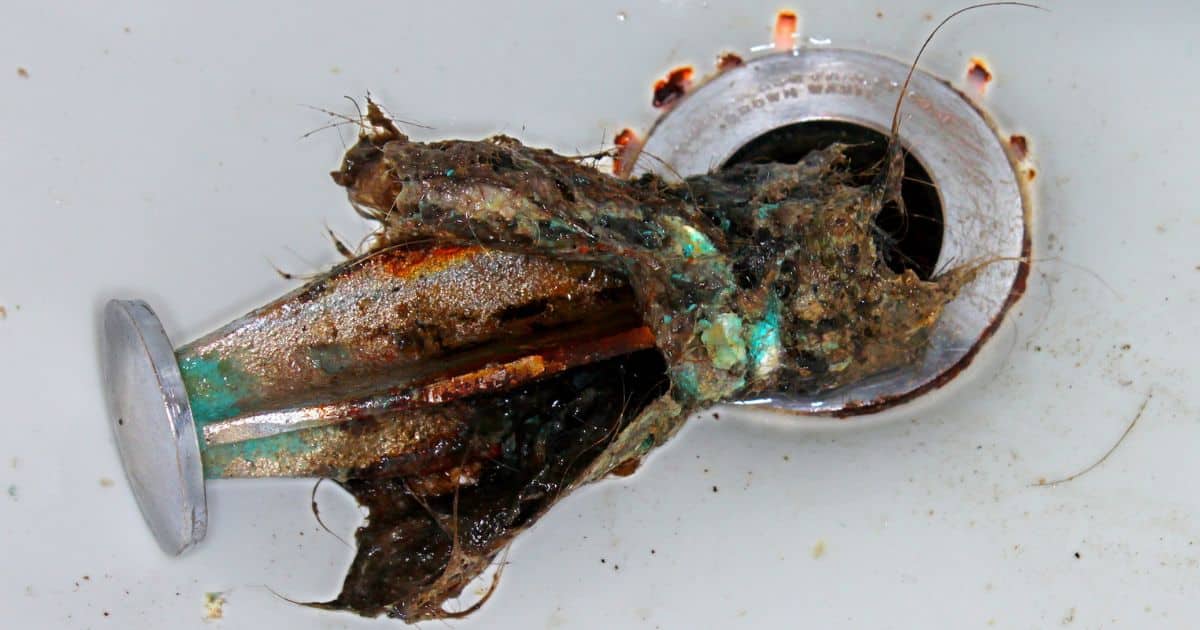 Naše babičky dobře znaly sílu levných domácích pomocníků: Nesnesitelný zápach ze dřezu či umyvadla zmizí díky nim už za 10 minut