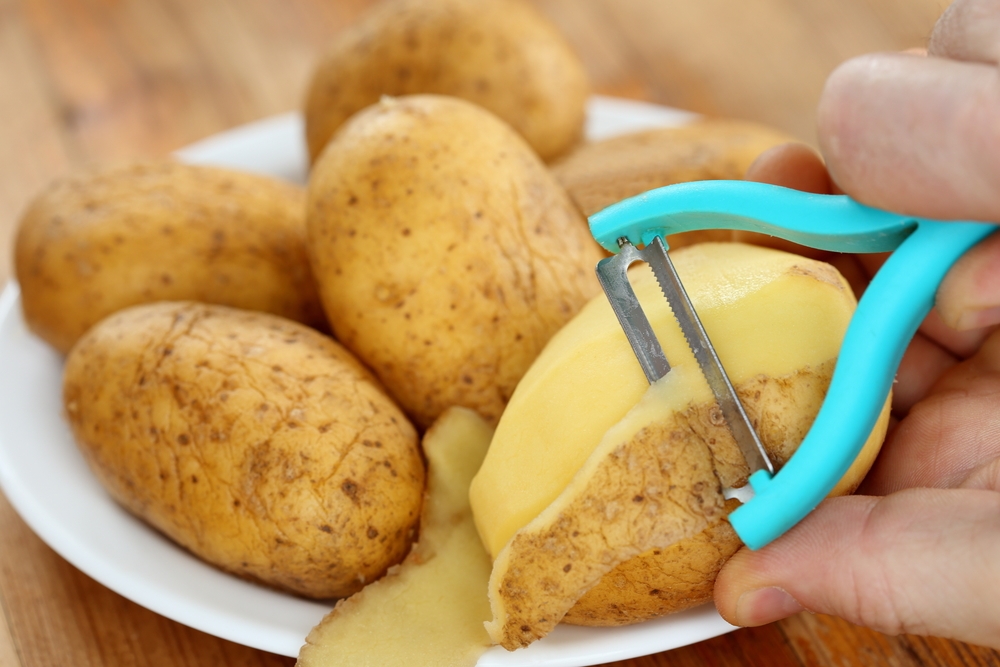 Loupání syrových brambor