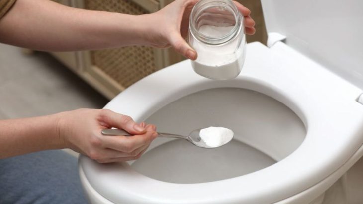 čištění záchodu jedlou sodou