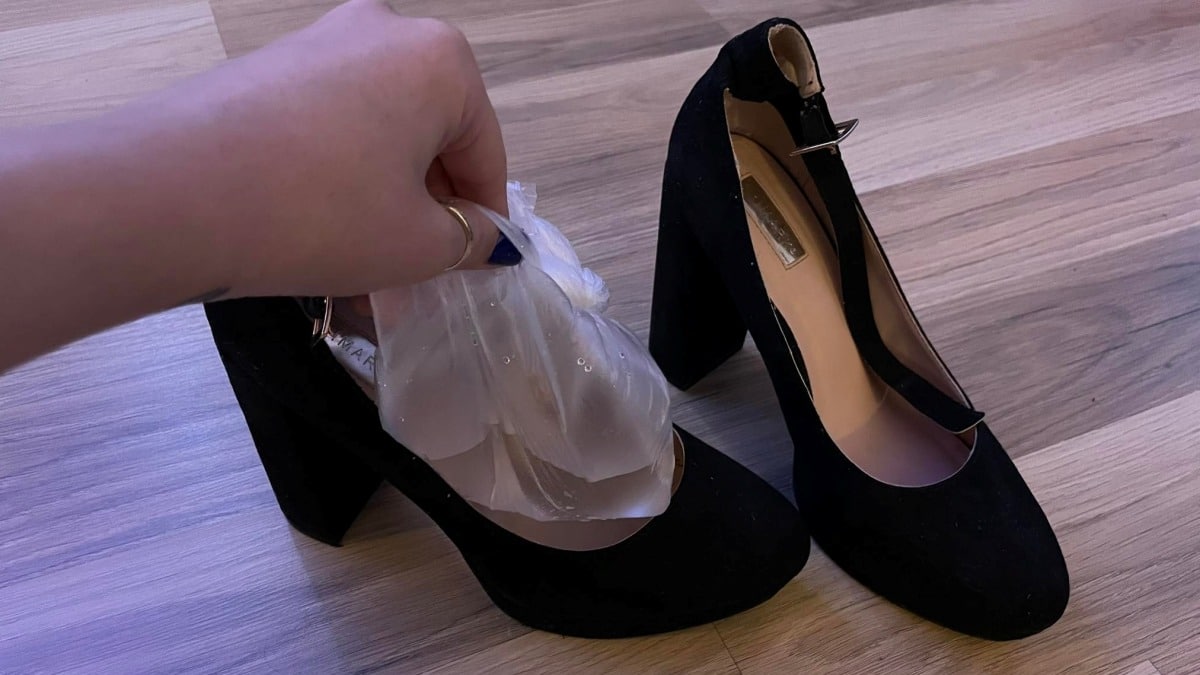 Jak roztáhnout těsné boty bez bolesti: Dva igelitové pytlíky naplněné vodou a je po problému