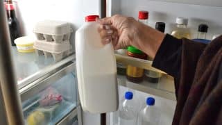 mleko lednice zena