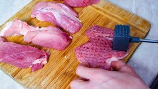 Jak naklepat maso bez paličky a hluku: Babičkám stačilo použít utěrku, šéfkuchaři doporučují jen nůž a nic jiného