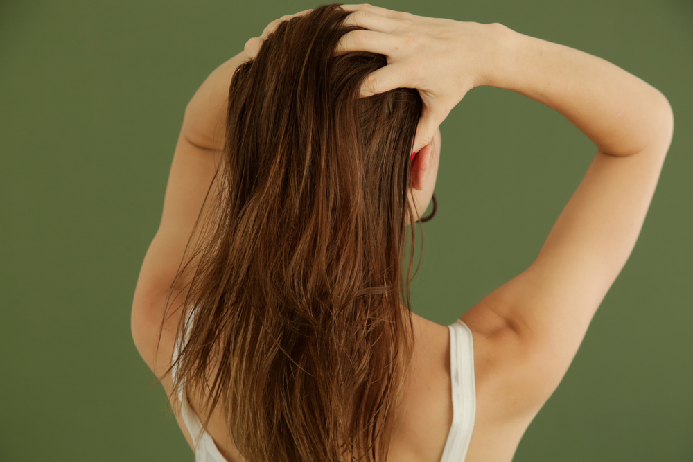 Žena masíruje vlasy