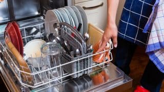 Chyba při používání myčky, kvůli které peníze letí oknem: Předmývání nádobí