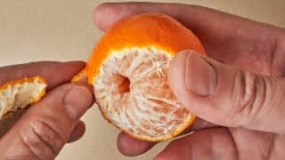 ruka loupat mandarinku