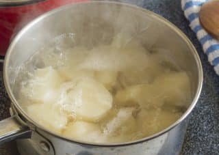Moje babička pokaždé vařila brambory v cukrové vodě. Ještě teď cítím v ústech jejich nadpozemskou chuť