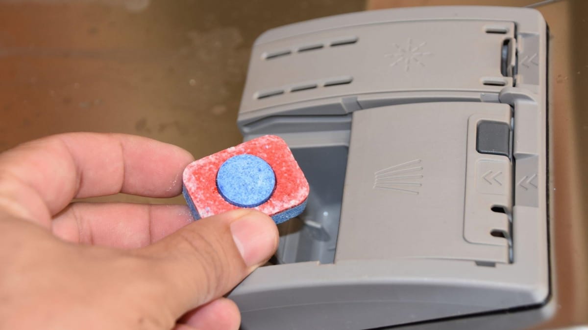 Tablety do myčky zatočí se špínou v celém domě. Dá se s nimi vyčistit trouba, záchod, pračka i sprcha