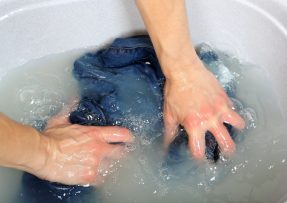 Praní džín v ruce