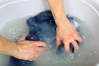 Praní džín v ruce
