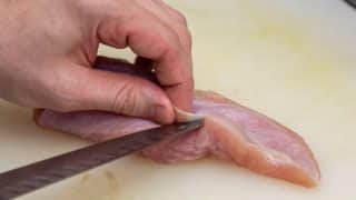 Video: Vteřinový trik, jak odstranit šlachy z kuřecích prsou. Práci odvede vidlička