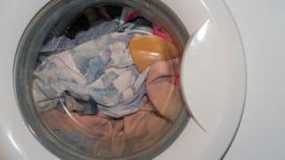 Co se stane s prádlem, pokud ho po vyprání necháme v pračce příliš dlouho, a jak napravit jeho zápach