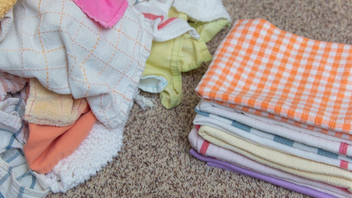 Kuchyňské utěrky jako nové: V hrnci s vařící vodou zmizí zašlost, odolné skvrny i hluboko ukryté bakterie