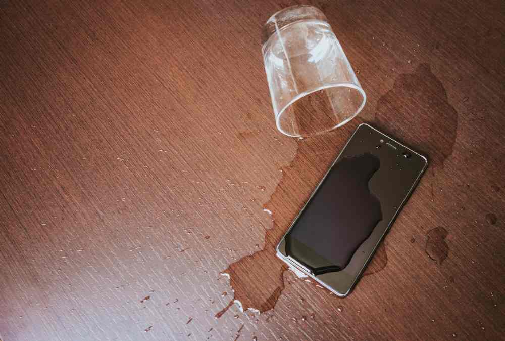 Mokrý telefon - pomůže silica gel