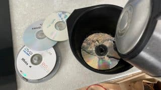 Staré CD zalila vařící vodou a ukázala, co všechno se s ním dá dělat. Třeba vyrobit dekoraci do bytu