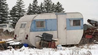 Postarší manželský pár se v karavanu klepal zimou. Děti ze základní školy se jim proto rozhodly postavit dům