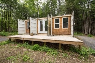 Během 3 měsíců si postavil své vysněné bydlení v lese. Vyšlo ho to na 300 000 Kč a ještě ušetří na energiích