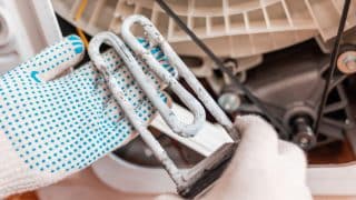 Dva úkony, které prodlouží životnost pračky až o 10 let: Jak vyčistit filtr a ochránit topné těleso bez volání mechanika