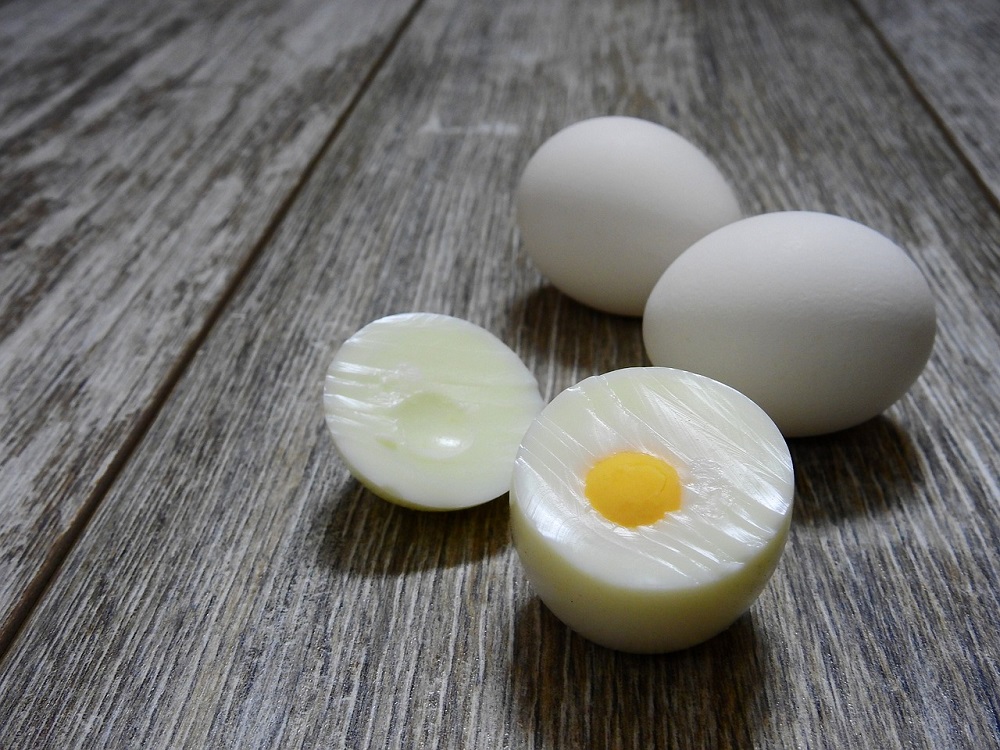 Uvařená oloupaná vejce