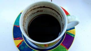 Kávový logr se nevyplácí vyhazovat. Funguje jako odmašťovač, zlikviduje blechy a v neposlední řadě zachrání poškrábaný nábytek