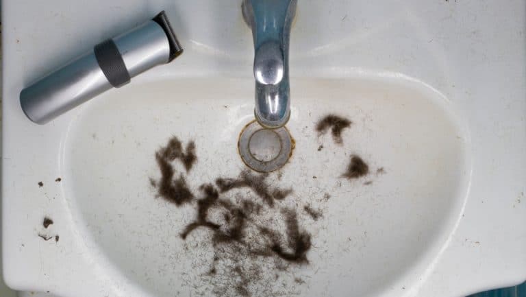 Zastřihovač vlasů a vousů bude stříhat jako nový: Jak ho nabrousit bez potřeby servisu