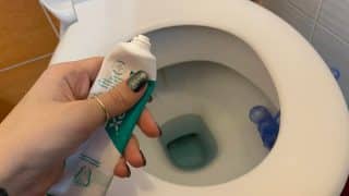 Zubní pasta v nádržce na vodu ke splachování má hned 2 efekty: Bakterie i zápach mají útrum