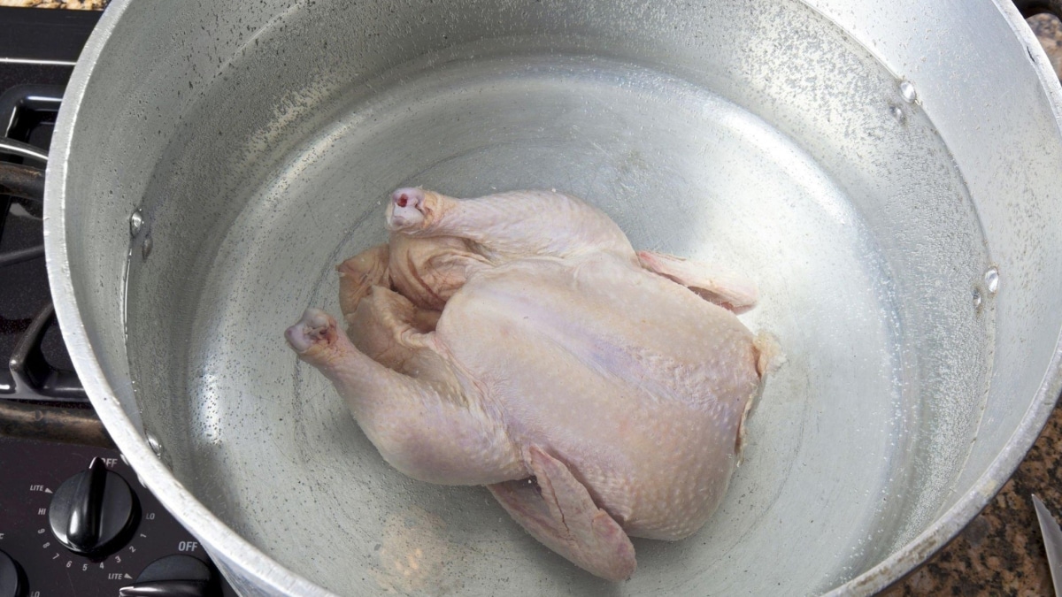 Z běžně koupeného kuřete v obchodě lze udělat BIO. Sůl a kyselina citronová z něj vyženou chemikálie