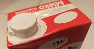 Krabice mléka se musí otočit, aby se zamezilo jeho vylití kolem. Většina lidí to dělá obráceně