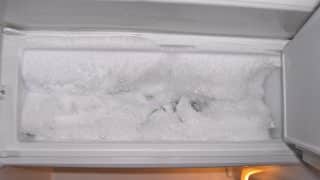Rychlé odmrazení mrazáku: Kostky ledu „pohlídají“ jídlo, mezitím hrnec s vodou rozpustí velké kusy námrazy