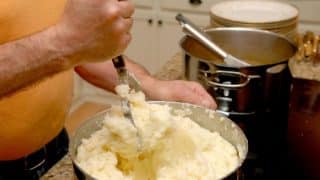 Bramborová kaše dostane zcela jiný nádech, pokud se dělá z brambor vařených ve slupce. Chuť podtrhne trocha sýra