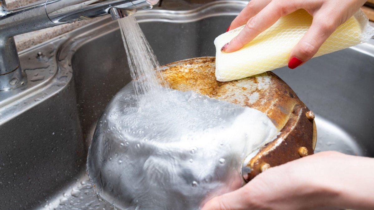 Záchrana špinavých hrnců a pánví: Starý tuk se dá odstranit horkou lázní, s připálenými nečistotami zatočí jedlá soda s alobalem