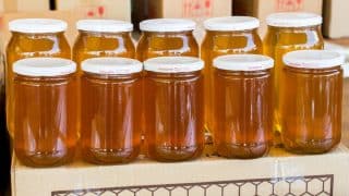 Jak rozeznat skutečný med od umělého: Pravý je hořlavý a teče rovnoměrným proudem