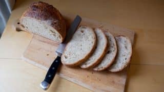 Z tvrdého chleba se dá znovu udělat čerstvý: Na pánvi nebo v troubě, stačí trocha vody