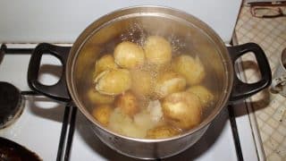 Vařené brambory se svléknou skoro samy: Fígl je v naříznutí slupky ještě před vložením do vody
