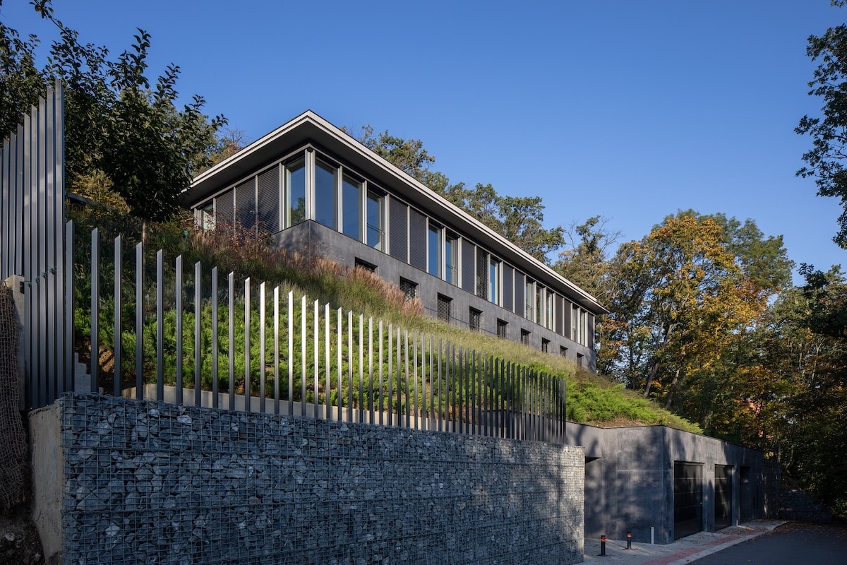 V souladu s českou přírodou: Vila ve svahu působí nenápadně, avšak jedná se o nadstandardní rodinné bydlení. Realizovala se 6 let