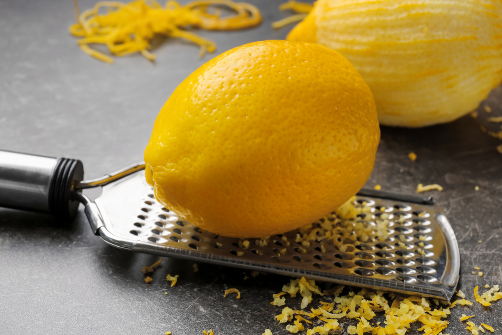 Strouhání citronové kůry