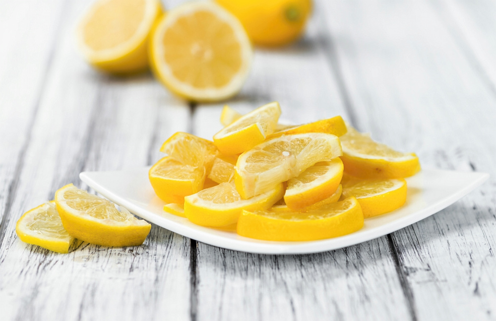 Plátky citronu na talířku