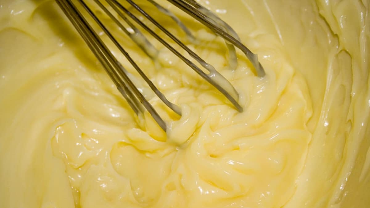 Drahou majonézu lze nahradit levnější alternativou. Dá se vyrobit ze zakysané smetany a 2 vajec