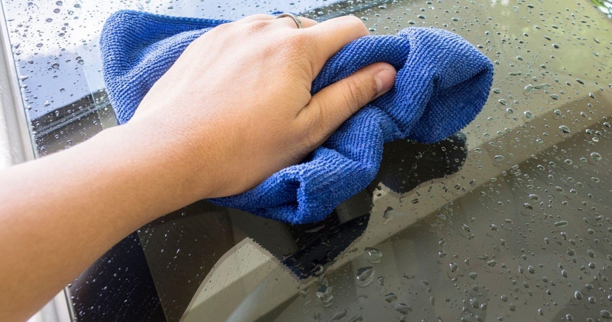 „Neviditelné stěrače“ se dají vytvořit pomocí aviváže. Vrstva bude odpuzovat vodu i sníh a zajistí čisté sklo