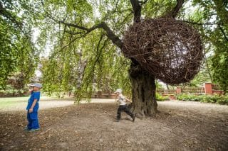 Ve Strašnicích kdysi „vyrostlo“ obří Hnízdo přímo na stromě. Projekt byl přístupný veřejnosti a unesl až 250 kg