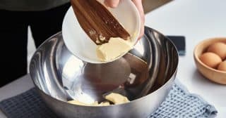 Drahé máslo se dá nahradit levnější ingrediencí. Na moučníky stačí použít například banán nebo jablka