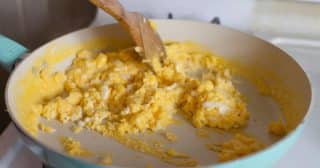 Jak vylepšit chuť míchaných vajíček: Kouzlo je ve způsobu míchání žloutků a bílků