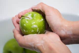 Jablka z obchodu nestačí opláchnout čistou vodou. Pro zbavení „atraktivního povlaku“ je potřeba víc