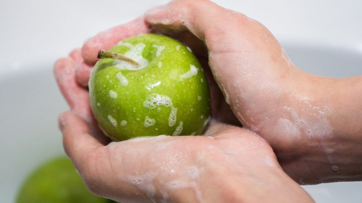 Mytí jablka mýdlem