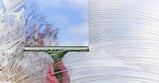 Jak zvenku umýt okna bez stresu a nebezpečí pádu: Díky „magnetické houbě“ není ani potřeba vylézat
